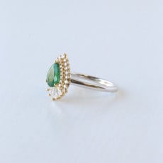 18k Two-Toned Gold 0.52ctw Diamond Round and Baguette Halo 0.86ct Pear Emerald Ring (Size 7)