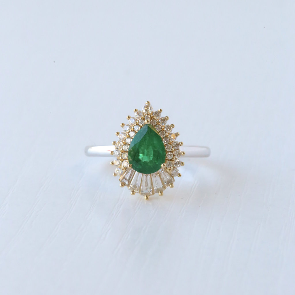 18k Two-Toned Gold 0.52ctw Diamond Round and Baguette Halo 0.86ct Pear Emerald Ring (Size 7)