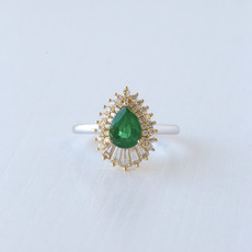 18k Two-Toned Gold 0.52ctw Diamond Round and Baguette Halo 0.86ct Pear Emerald Ring (Size 7)