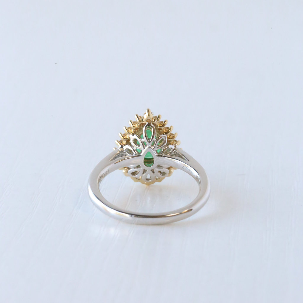 18k Two-Toned Gold 0.52ctw Diamond Round and Baguette Halo 0.86ct Pear Emerald Ring (Size 7)