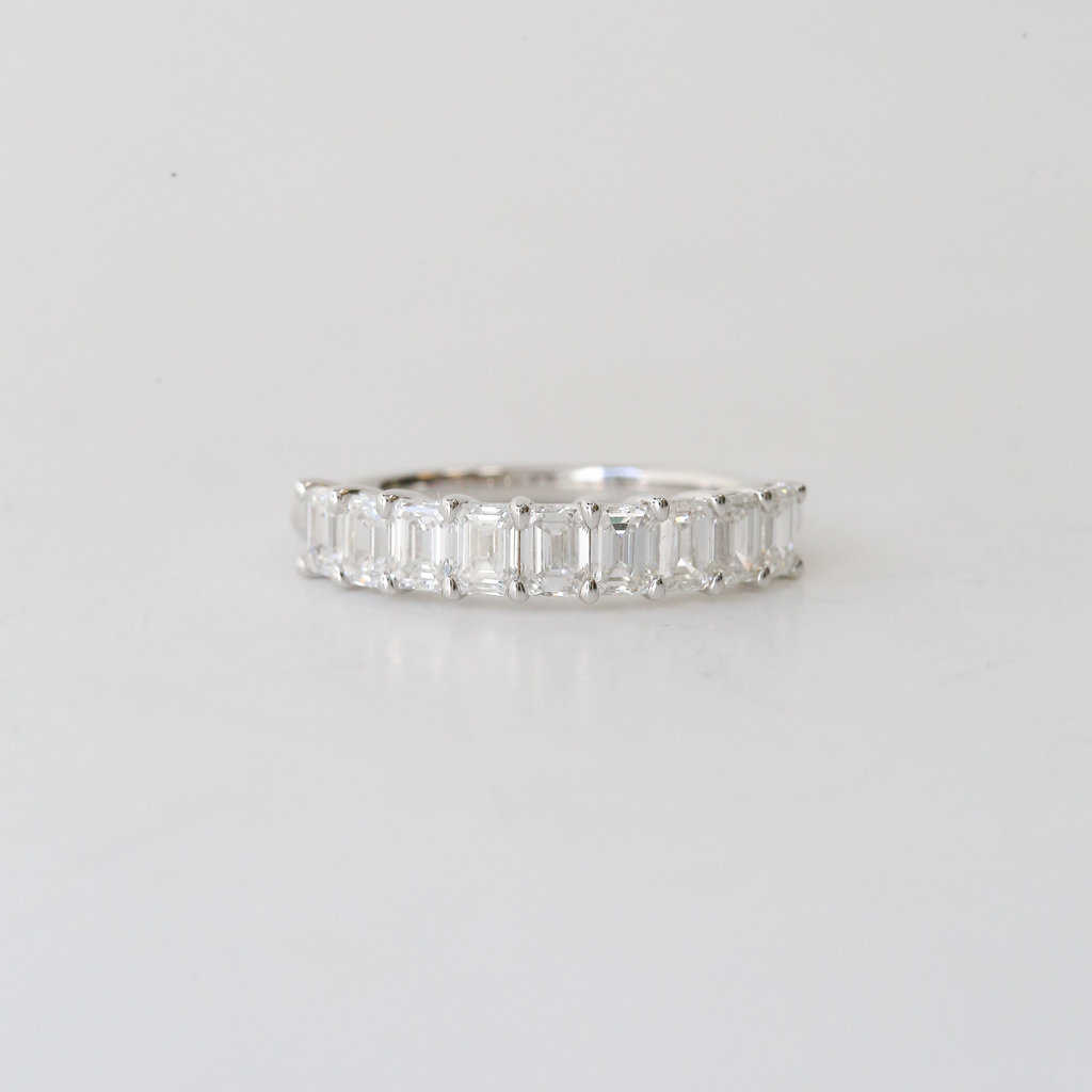 18k White Gold 1.69ctw Emerald Cut Diamond Band (Size 7)