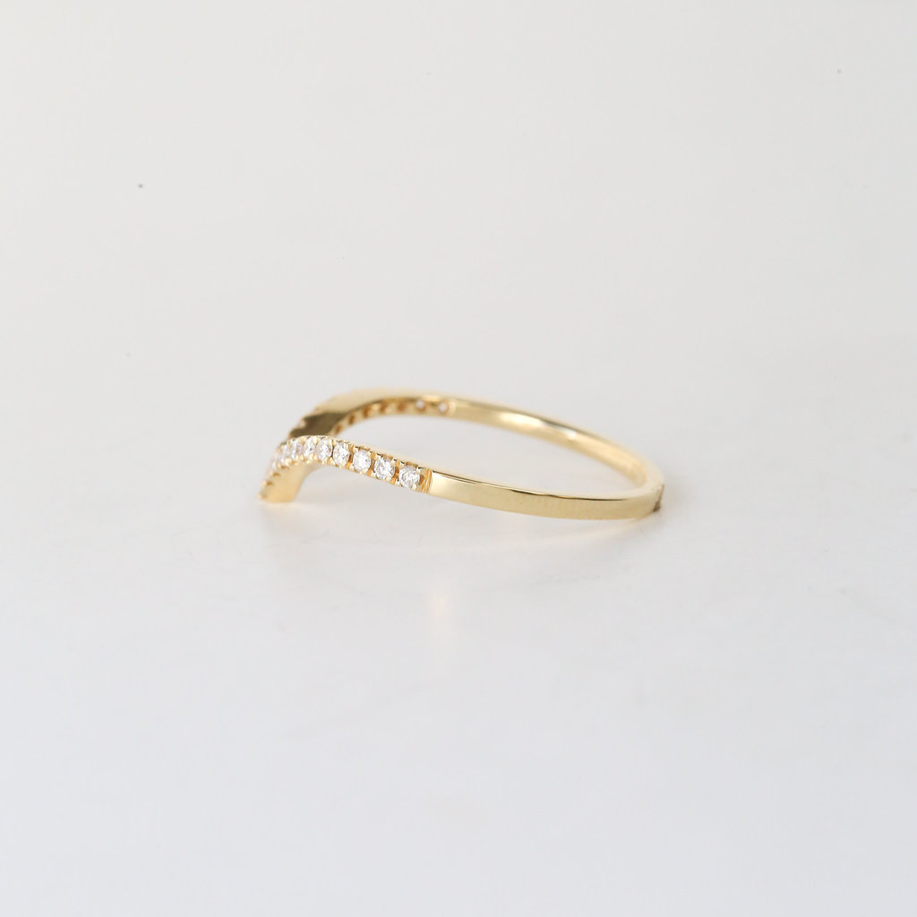 18k Yellow Gold 0.20ctw Diamond Dainty V Contour Band (Size 7)