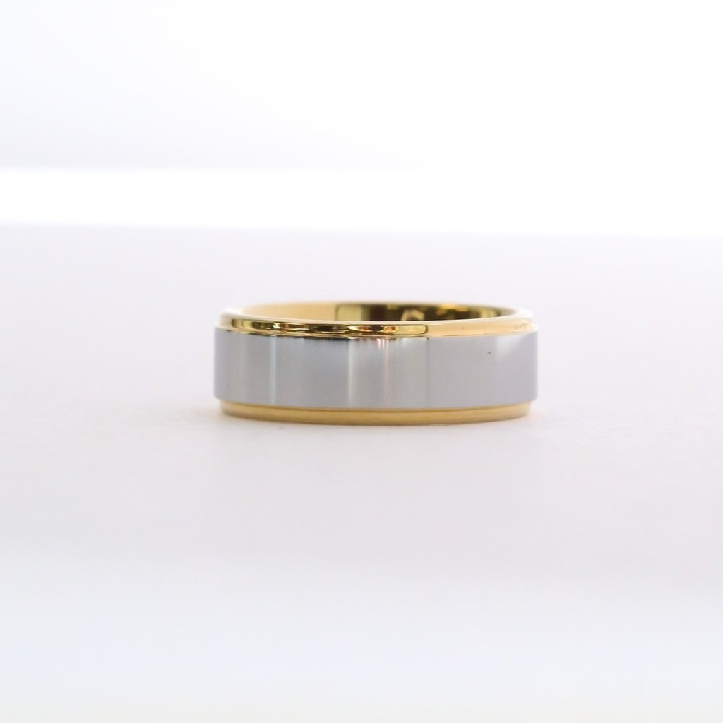 American Jewelry 18k Yellow Gold & Tungsten Flat Edge Beveled Mens Wedding Band (Size 12)