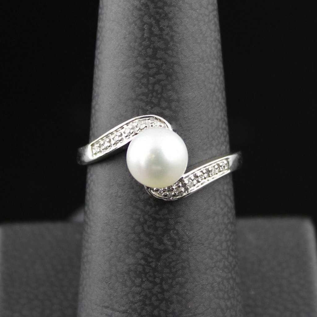 American Jewelry 14k White Gold 7mm Freshwater Pearl & .06ct Diamond Ring