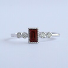 American Jewelry 14K White Gold .12ct Diamond .35ct Garnet Emerald Cut Milgrain Ring (Size 7)