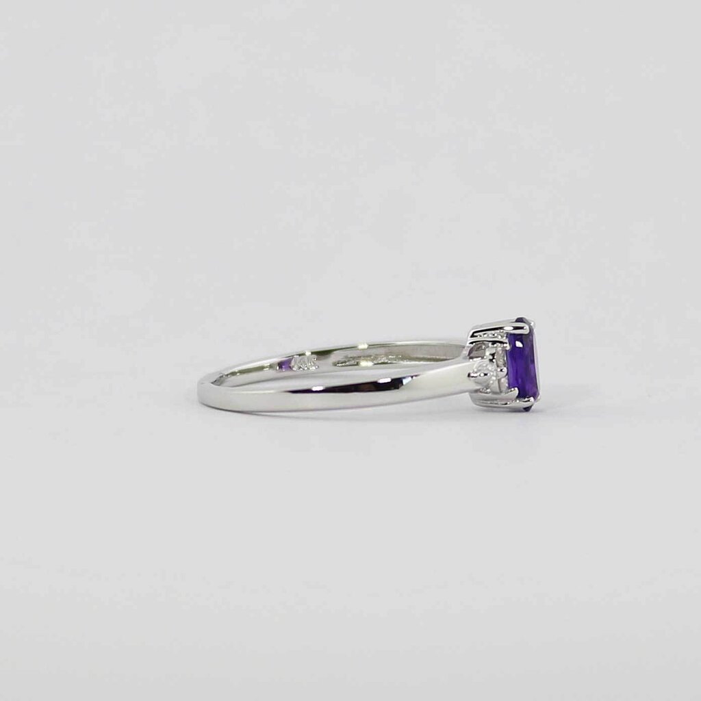 American Jewelry 14k White Gold Oval Amethyst & Diamond Birthstone Ring (Size 7)