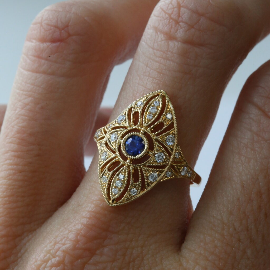 American Jewelry 14k Yellow Gold .24ctw Round Brilliant Diamond 0.19ct Blue Sapphire Bezel Set Milgrain Vintage Ring (Size 7)