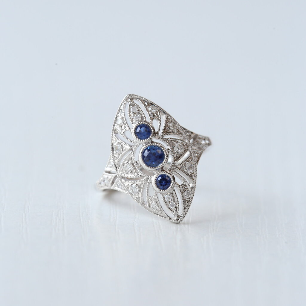 American Jewelry 14k White Gold 0.23ctw Diamond 0.33ctw Blue Sapphire Bezel Set Milgrain Vintage Ring (Size 7)