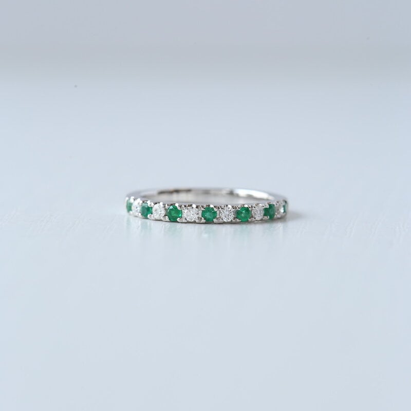 American Jewelry 14k White Gold 0.15ctw Diamond 0.20ctw Emerald Alternating Stackable Band (Size 7)
