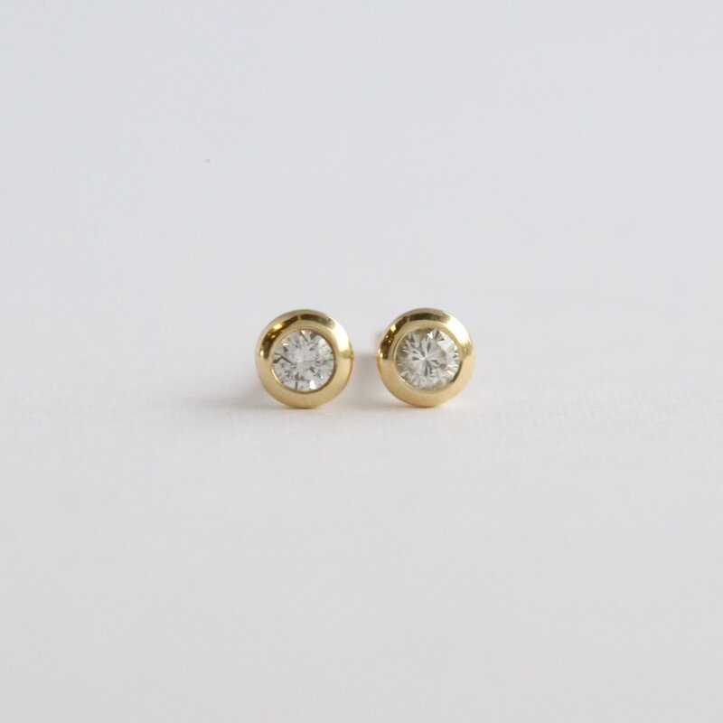 American Jewelry 14k Yellow Gold .06ctw Diamond Petite Bezel Stud Earrings