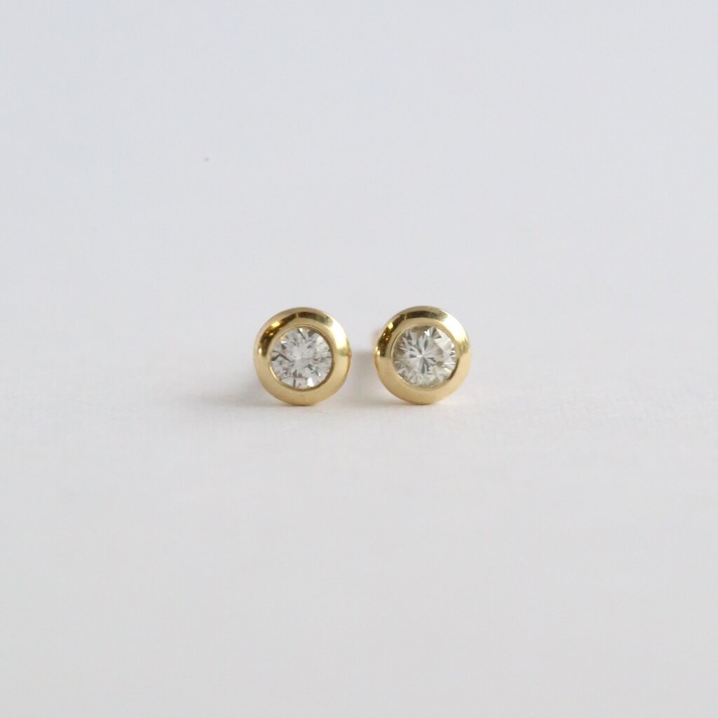 American Jewelry 14k Yellow Gold .06ctw Diamond Petite Bezel Stud Earrings