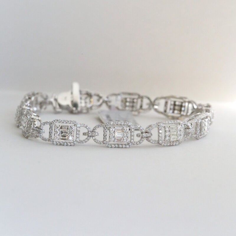 American Jewelry 18k White Gold 3.68ctw Baguette and Round Diamond Fancy Link Bracelet
