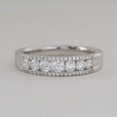 American Jewelry 18k White Gold .60ctw Diamond Channel Wedding Band (Size 7)