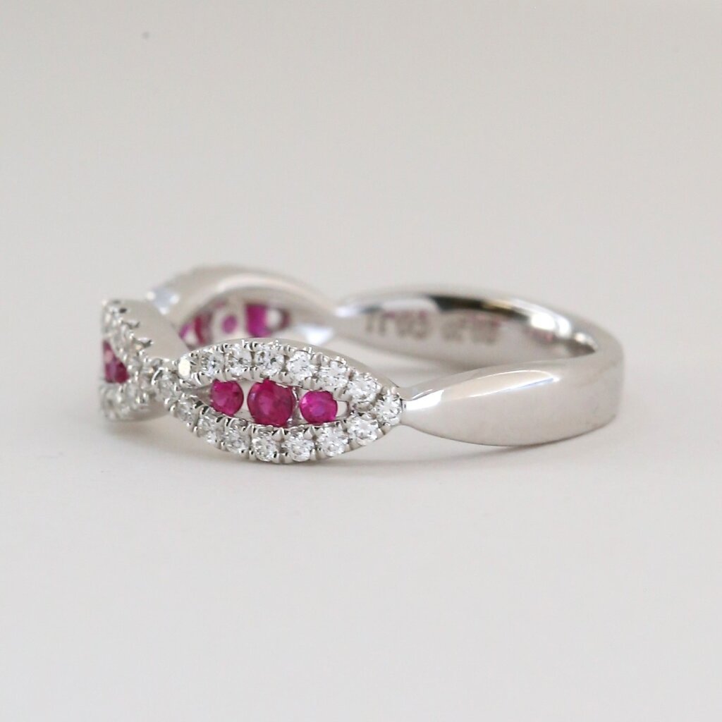 American Jewelry 18k White Gold .31ct Ruby .20ct Diamond Scalloped Stacklable Ring (Size 7)