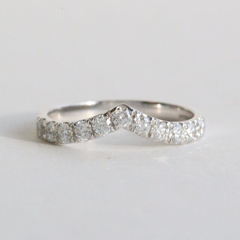 American Jewelry 14k White Gold .50ctw Diamond V Contour Wedding Band (Size 7)