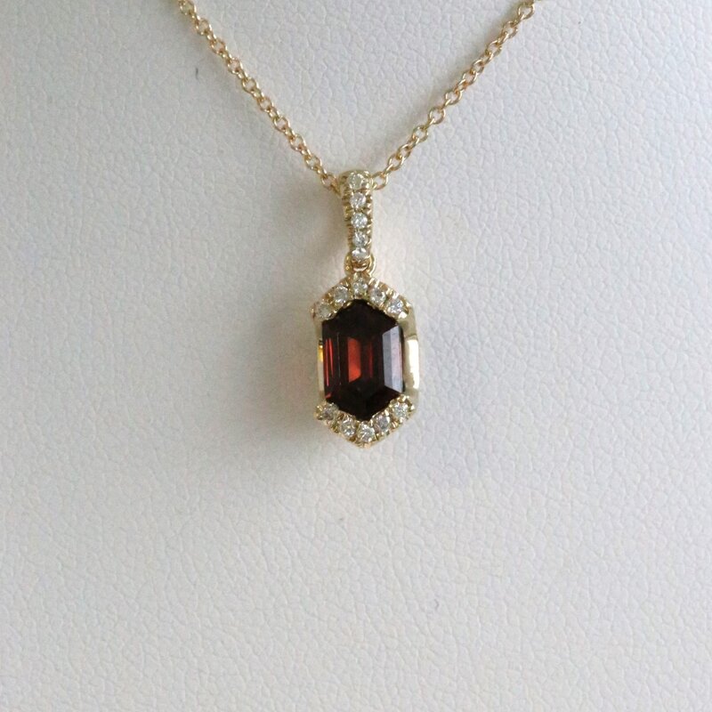 American Jewelry 14k Yellow Gold 1.42ct Garnet .12ct Diamond Hexagon Necklace