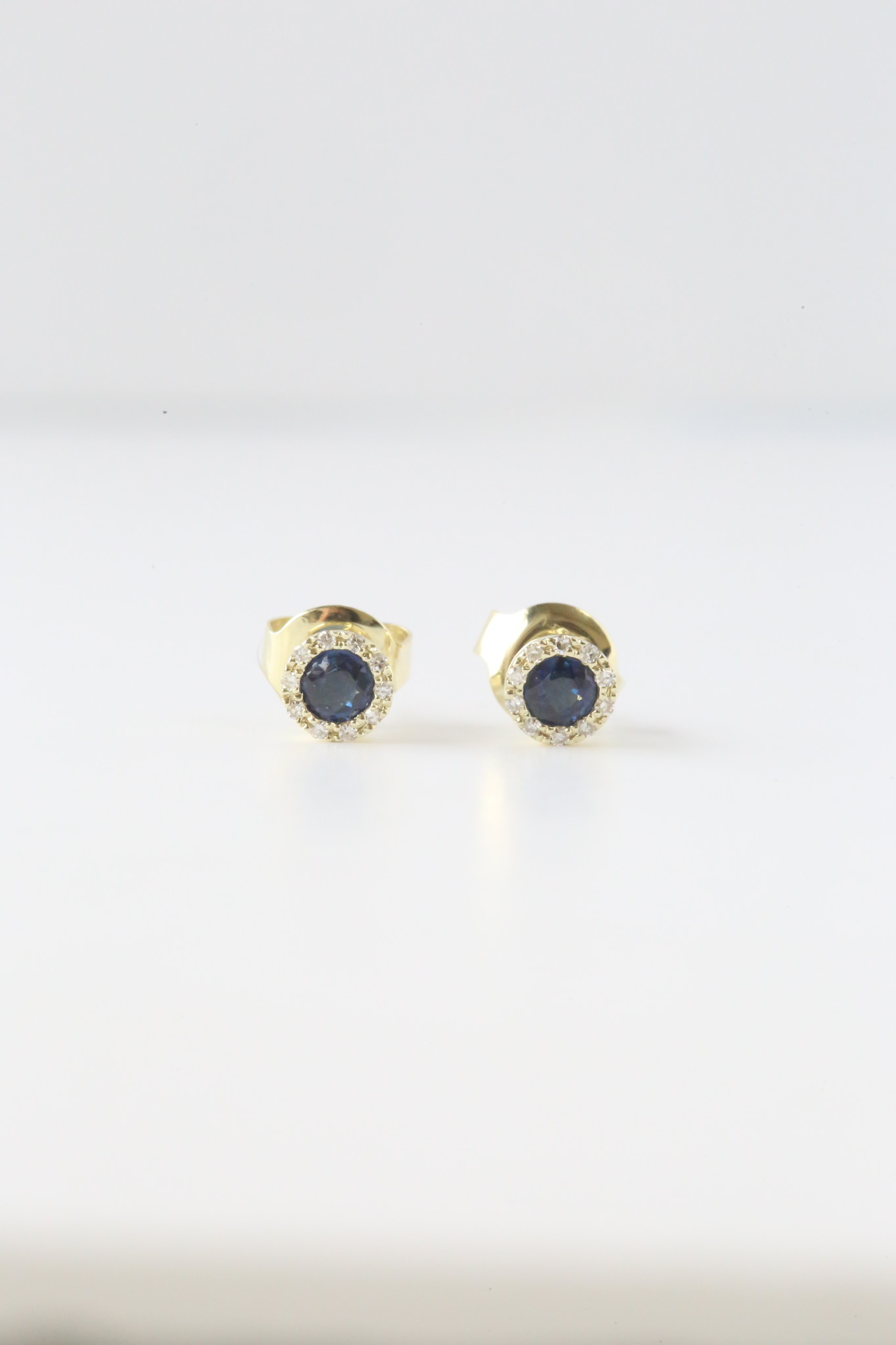 2 1/4 Ct Blue Sapphire Stud Earrings In Yellow Gold (5.9 mm)