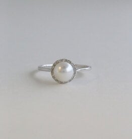 American Jewelry 14k White Gold .06ct Diamond and Pearl Halo Ring