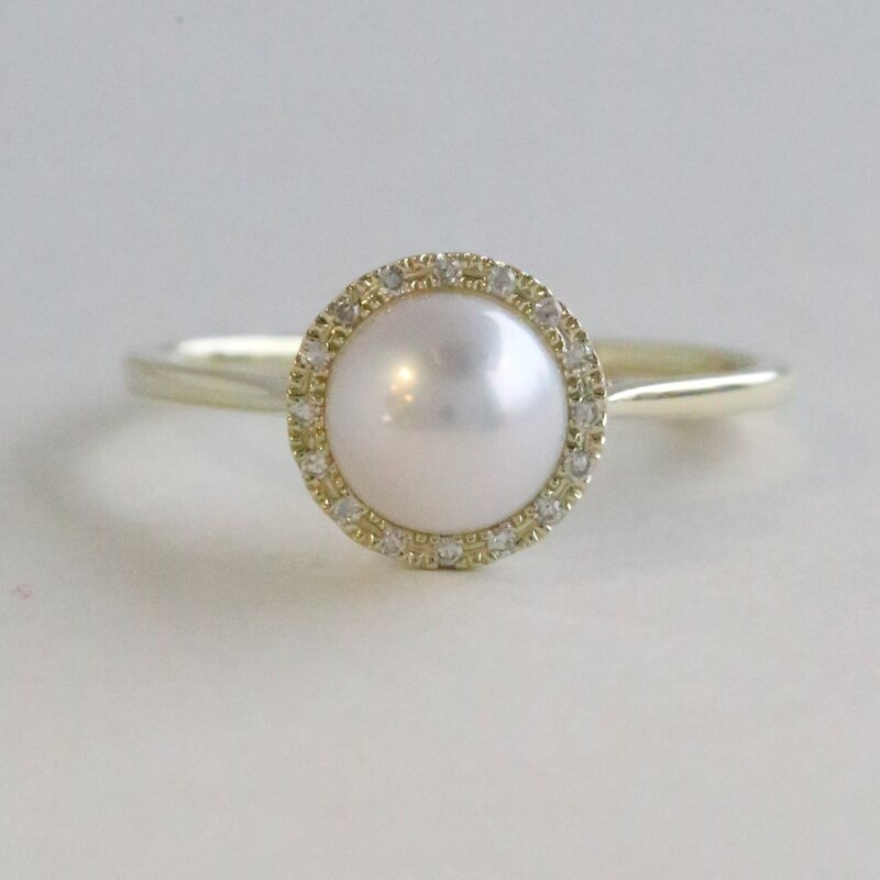 American Jewelry 14k Yellow Gold .05ctw Diamond and Pearl Halo Ring