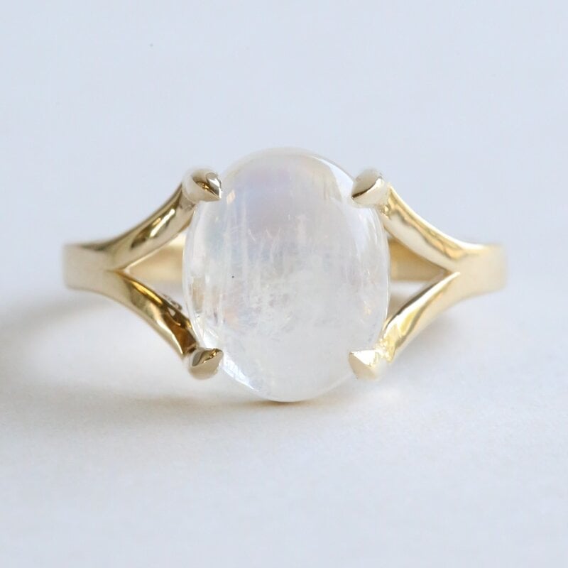 American Jewelry 10K Yellow Oval Cabochon Moonstone 2.67ct Ring Size 6.5