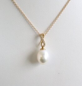 American Jewelry 14k Yellow Gold Akoya Pearl Diamond Accent Infinity Necklace