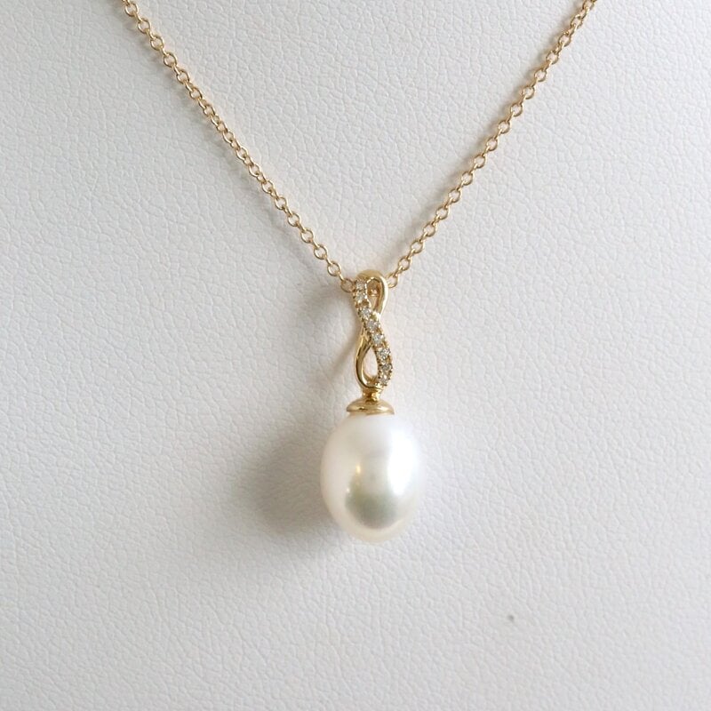 American Jewelry 14k Yellow Gold Akoya Pearl Diamond Accent Infinity Necklace