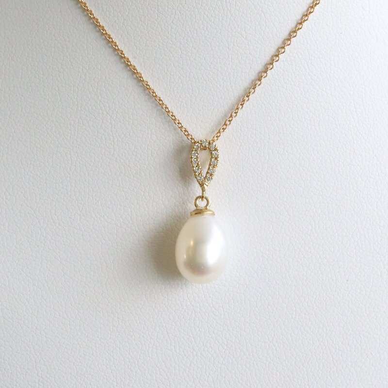 American Jewelry 14k Yellow Gold Akoya Pearl Diamond Accent Necklace