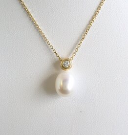 American Jewelry 14k Yellow Gold .10ctw Diamond Bezel & Akoya Pearl Necklace