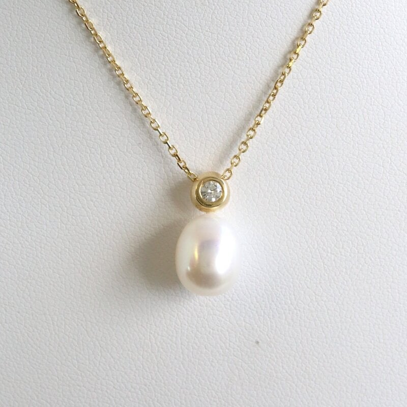 American Jewelry 14k Yellow Gold .10ctw Diamond Bezel & Akoya Pearl Necklace