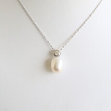 American Jewelry 14k White Gold .10ct Bezel Diamond & Akoya Pearl Necklace