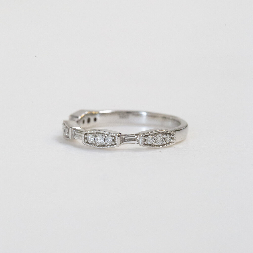 American Jewelry 14k White Gold 0.32ctw Vintage Round & Baguette Station Diamond Band (Size 7)
