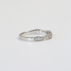 American Jewelry 14k White Gold 0.32ctw Vintage Round & Baguette Station Diamond Band (Size 7)