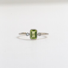 American Jewelry 14k White Gold 0.05ctw Diamond 0.62ct Emerald Peridot Bezel Set Ring (Size 7)