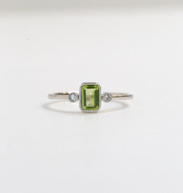 American Jewelry 14k White Gold 0.05ctw Diamond 0.62ct Emerald Peridot Bezel Set Ring (Size 7)