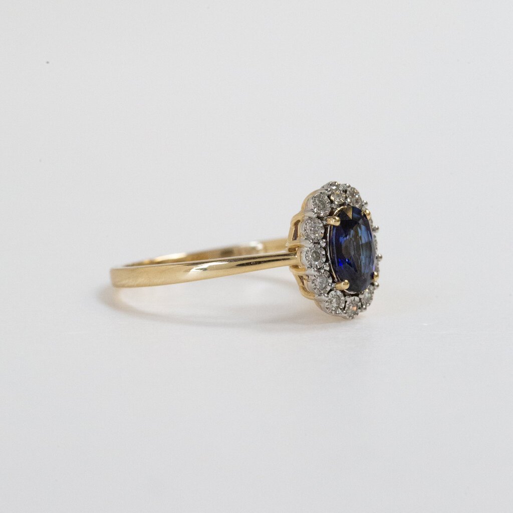 American Jewelry 14k Yellow Gold 0.14ctw Diamond Halo 0.90ct Oval Blue Sapphire Ring (Size 7)