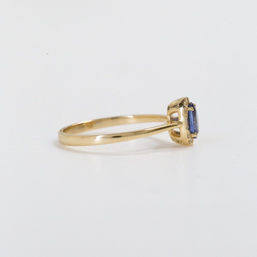 American Jewelry 14k Yellow Gold 0.10ctw Diamond Halo 0.60ct Oval Blue Sapphire Ring (Size 7)