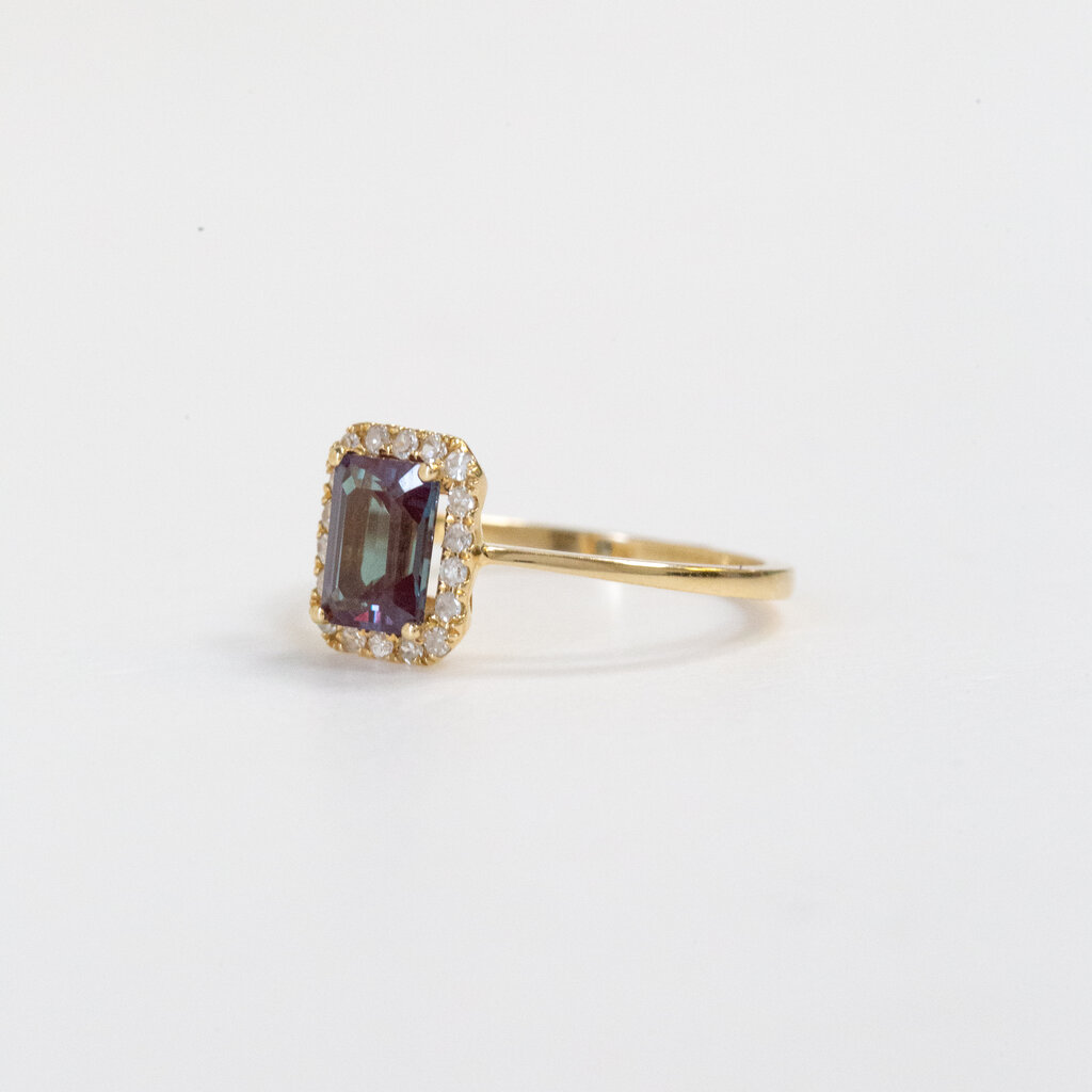 American Jewelry 14k Yellow Gold 0.16ctw Diamond Halo 1.30ct Created Cushion Alexandrite Ring (Size 7)