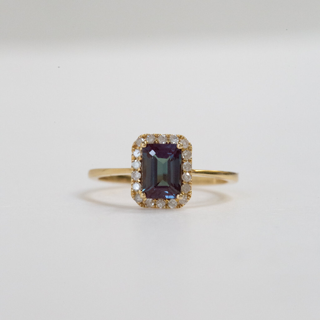 American Jewelry 14k Yellow Gold 0.16ctw Diamond Halo 1.30ct Created Cushion Alexandrite Ring (Size 7)