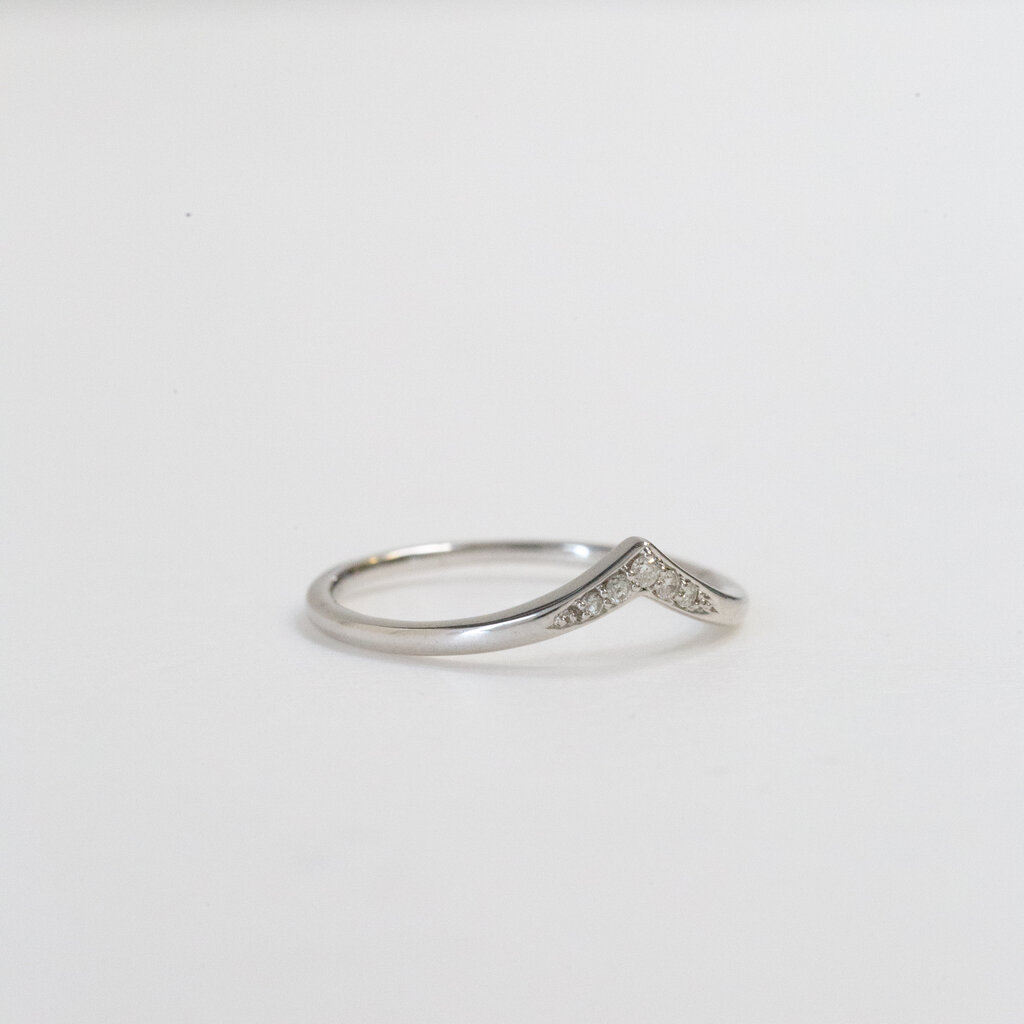 14k White Gold 0.06ctw Diamond V Curved Contour Band (Size 7)