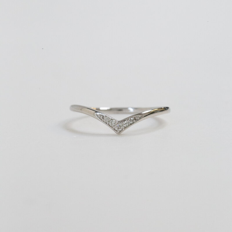14k White Gold 0.06ctw Diamond V Curved Contour Band (Size 7)