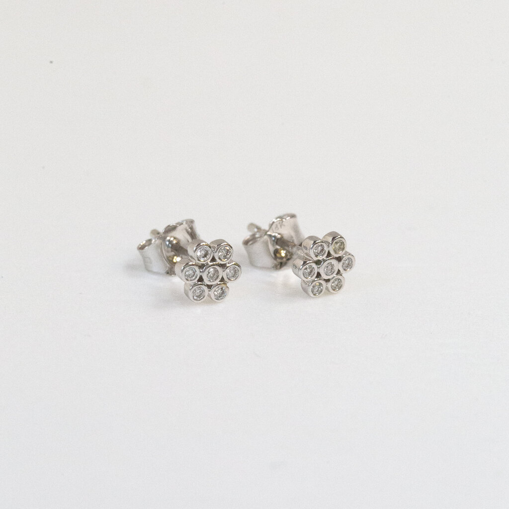 American Jewelry 14k White Gold 0.12ctw Diamond Bezel Daisy Flower Stud Earrings