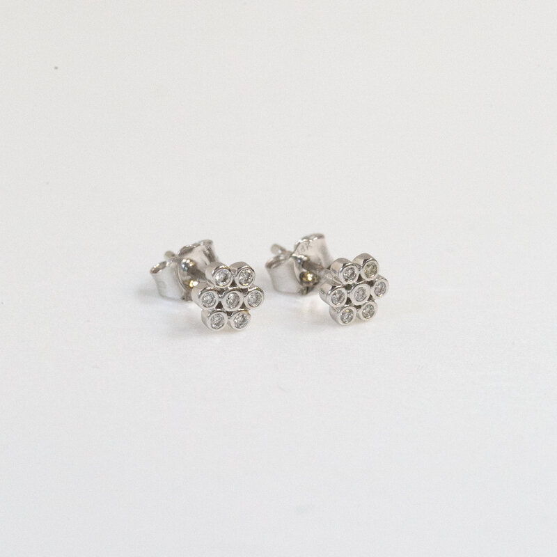 American Jewelry 14k White Gold 0.12ctw Diamond Bezel Daisy Flower Stud Earrings