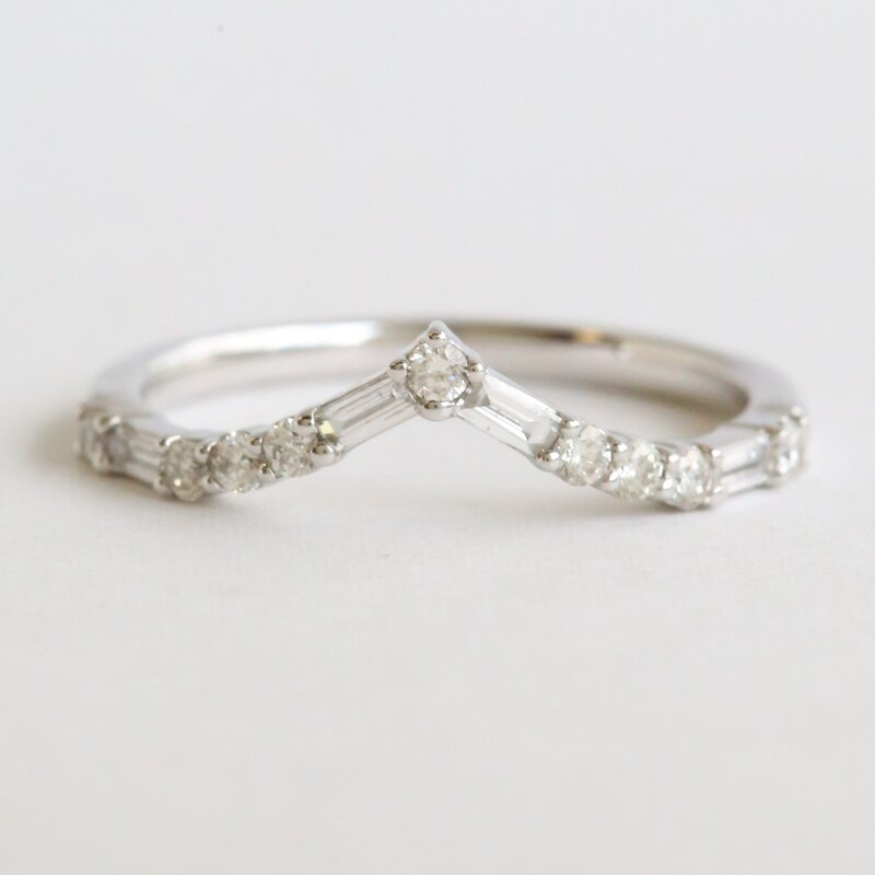 American Jewelry 14k White Gold .30ctw Diamond Round & Baguette V Contour Wedding Band (Size 7)