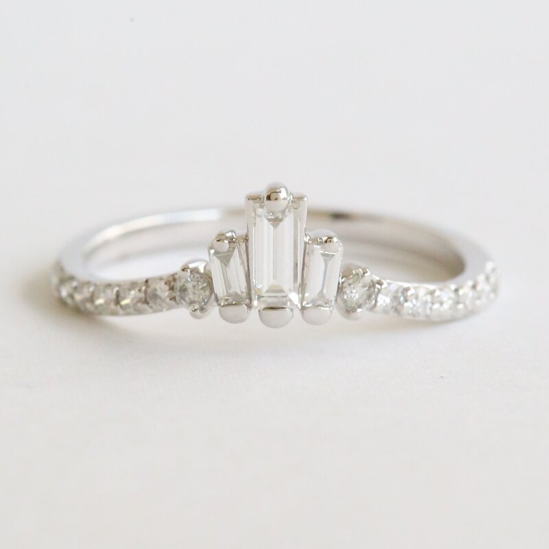 American Jewelry 14k White Gold .39ctw Diamond Baguette & Round Contour Wedding Band (Size 7)