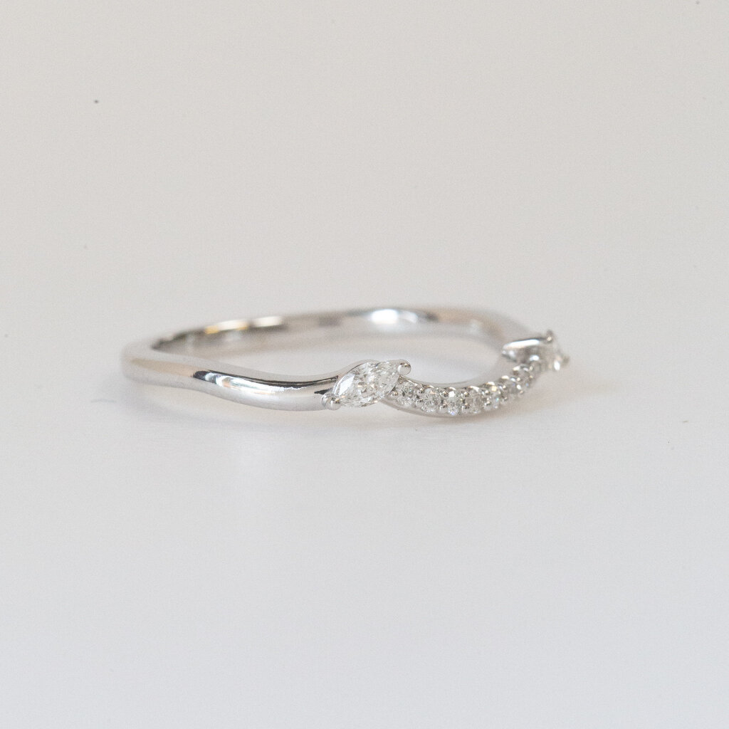 American Jewelry 14k White Gold 1/6ctw Marquise and Round Diamond Contour Wedding Band (Size 7)
