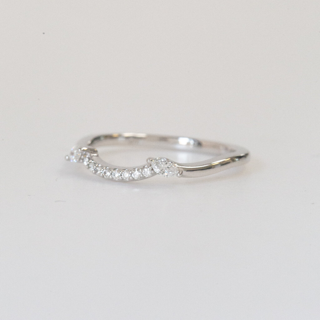 American Jewelry 14k White Gold 1/6ctw Marquise and Round Diamond Contour Wedding Band (Size 7)