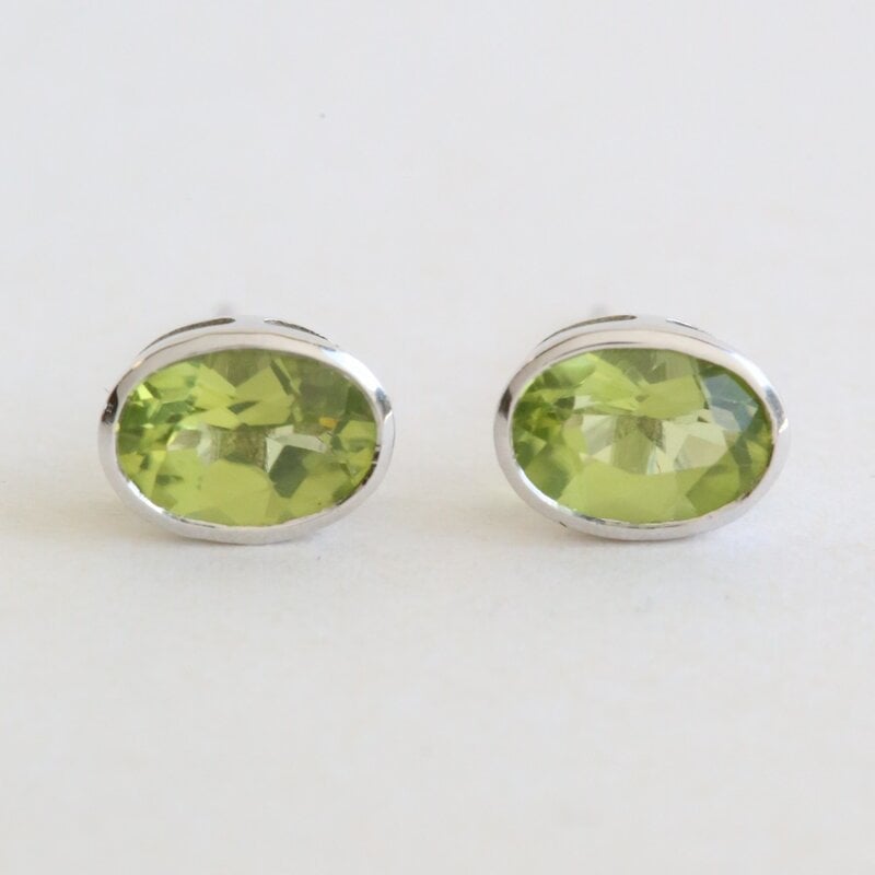 American Jewelry 10k White Gold1.52ctw Peridot Bezel Stud Earrings