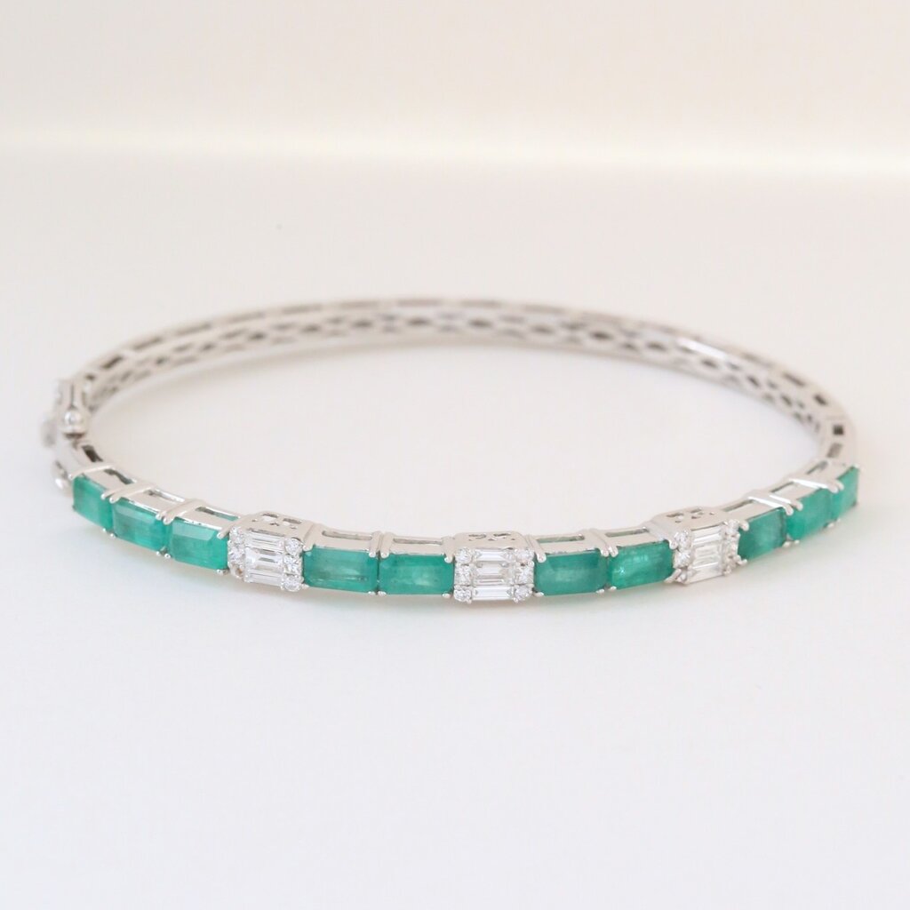 American Jewelry 18k White Gold 3.76ctw Emerald .45ctw DIamond Baguette Bangle Bracelet