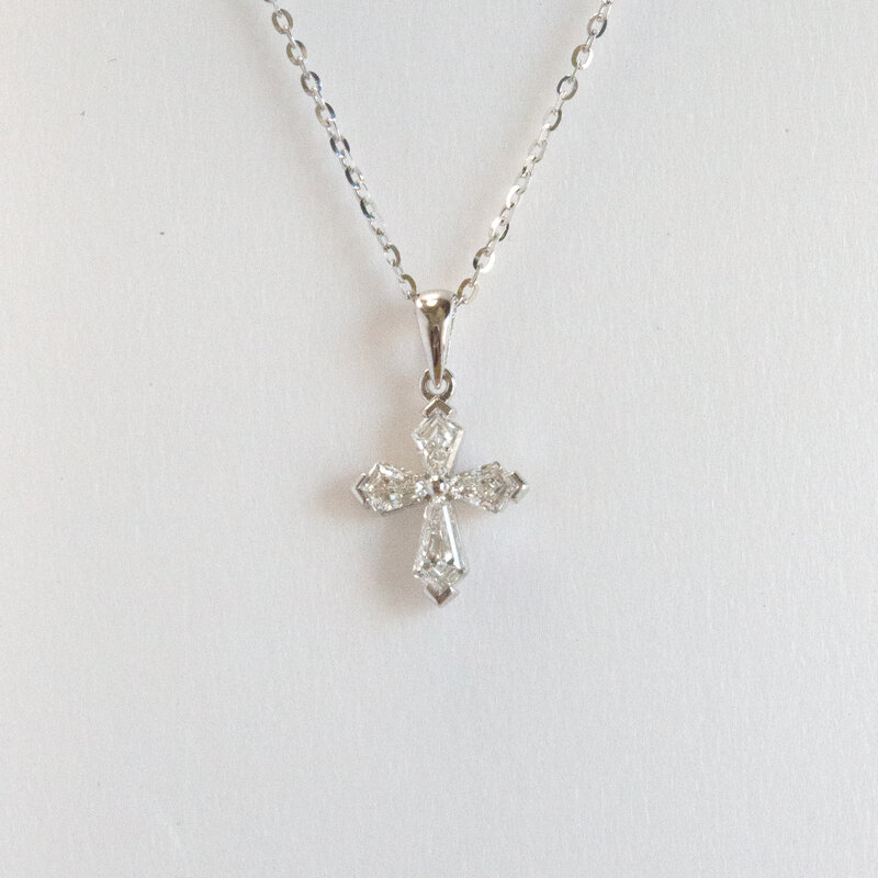 American Jewelry 18k White Gold 0.48ctw Kite Diamond Cross Pendant Necklace (18")