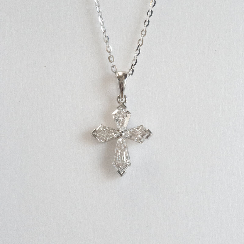 American Jewelry 18k White Gold 0.75ctw Kite Diamond Cross Pendant Necklace (18")